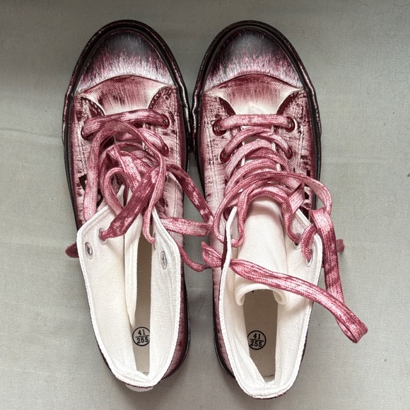 Converse Style High-Top Sneakers with Heart Design - Picture 3 of 5